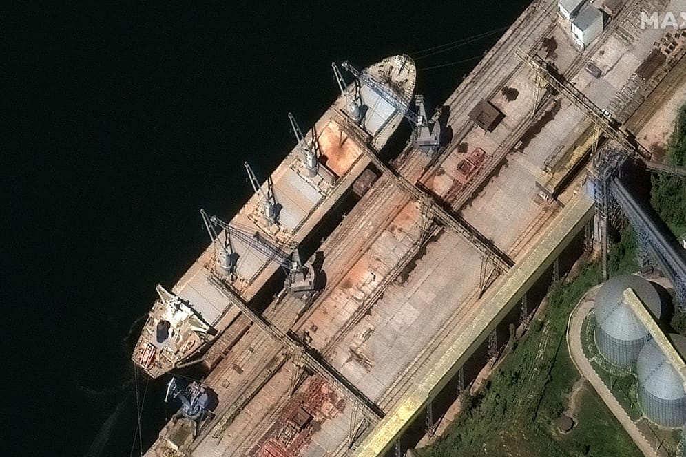 Satellitenbild aus dem Hafen von Sevastopol: Das Foto vom 19. Mai soll zeigen, wie auf der Krim ukrainisches Getreide auf ein russisches Schiff geladen wird.