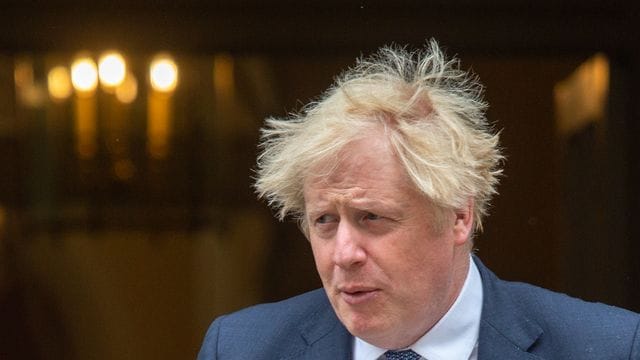 Boris Johnson, Premierminister von Großbritannien, verlässt 10 Downing Street, bevor er im britischen Parlament eine Rede anlässlich des 70.