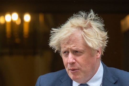 Boris Johnson, Premierminister von Großbritannien, verlässt 10 Downing Street, bevor er im britischen Parlament eine Rede anlässlich des 70.