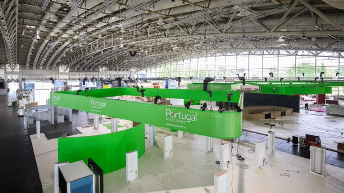 Messestände vom Partnerland Portugal werden in der Messehalle 2 aufgebaut.