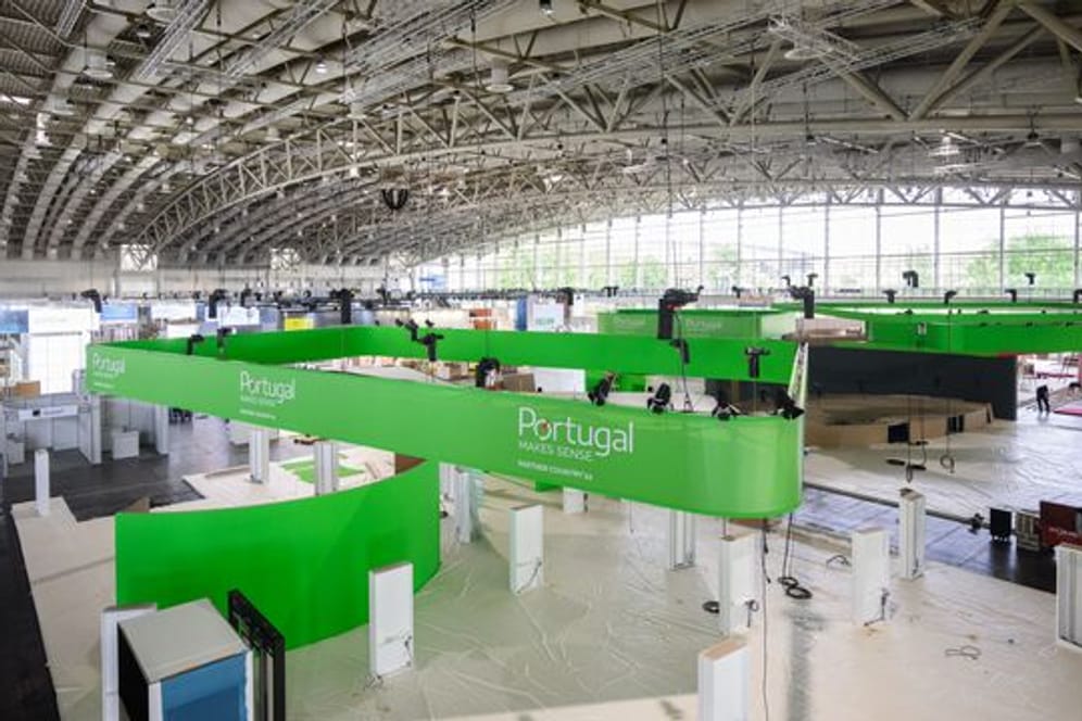 Messestände vom Partnerland Portugal werden in der Messehalle 2 aufgebaut.