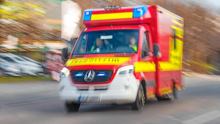 Rettungswagen in schneller Fahrt (Symbolbild): In Berlin-Kreuzberg wurden zwei spielende Kinder angefahren und schwer verletzt.