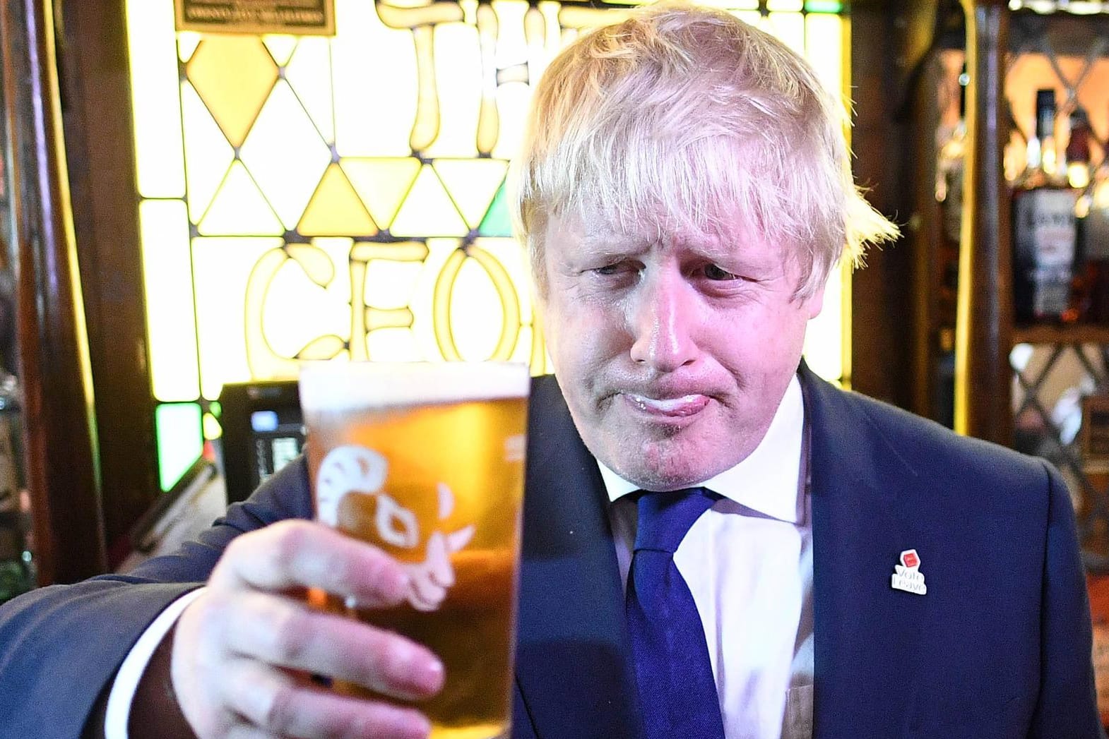 Boris Johnson, hier bei einem Pub-Besuch im Rahmen der Brexit-Kampagne 2016: Am Regierungssitz gelten nun strenge Alkohol-Regeln.