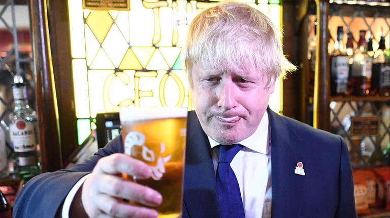 Boris Johnson, hier bei einem Pub-Besuch im Rahmen der Brexit-Kampagne 2016: Am Regierungssitz gelten nun strenge Alkohol-Regeln.