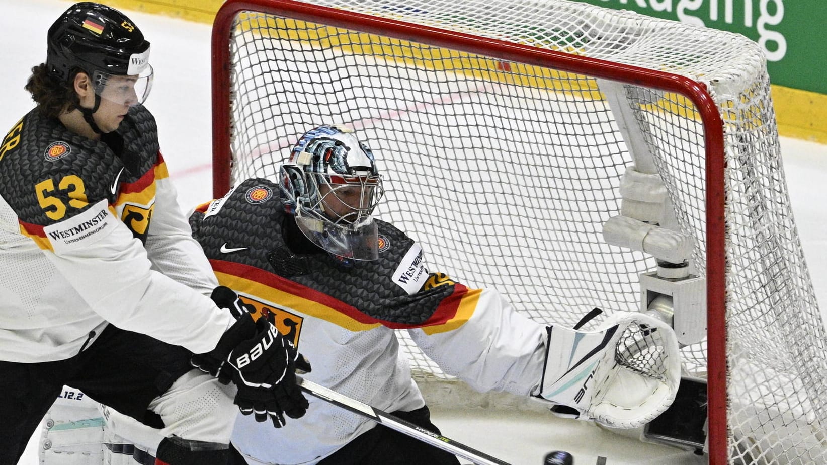 Philipp Grubauer (re.): Der deutsche Torhüter konnte das Viertelfinal-Aus gegen Tschechien nicht verhindern.