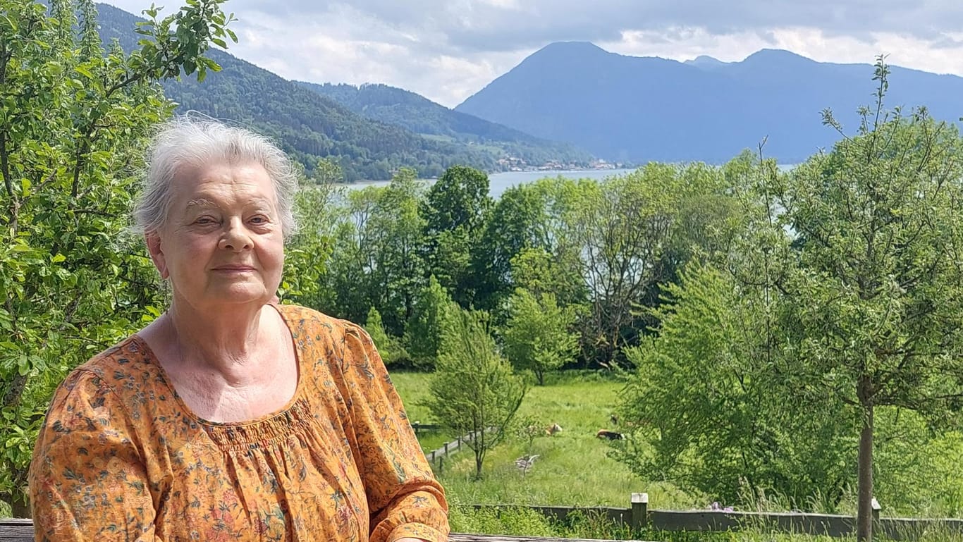 Angela Brogsitter-Finck vor der Kulisse des Tegernsees (Archivbild): Sie ist Vorsitzende der Schutzgemeinschaft Tegernseer Tal, die sich seit 50 Jahren für den Naturschutz einsetzt.