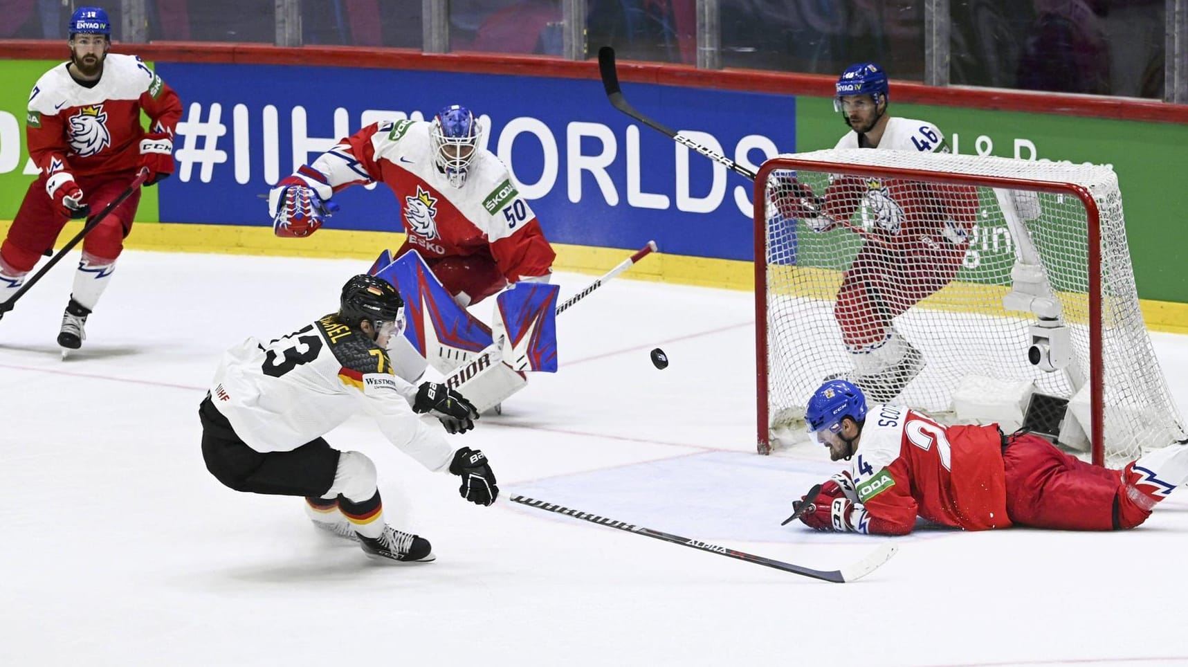 Lukas Reichel (li.): Der deutsche Eishockey-Crack kann noch einmal Hoffnung aufs Halbfinale schöpfen.