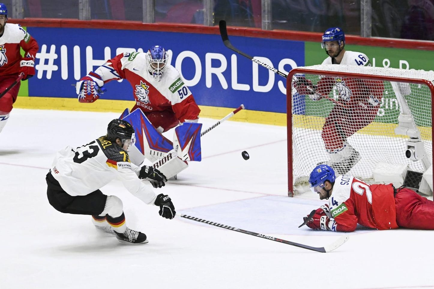 Lukas Reichel (li.): Der deutsche Eishockey-Crack kann noch einmal Hoffnung aufs Halbfinale schöpfen.