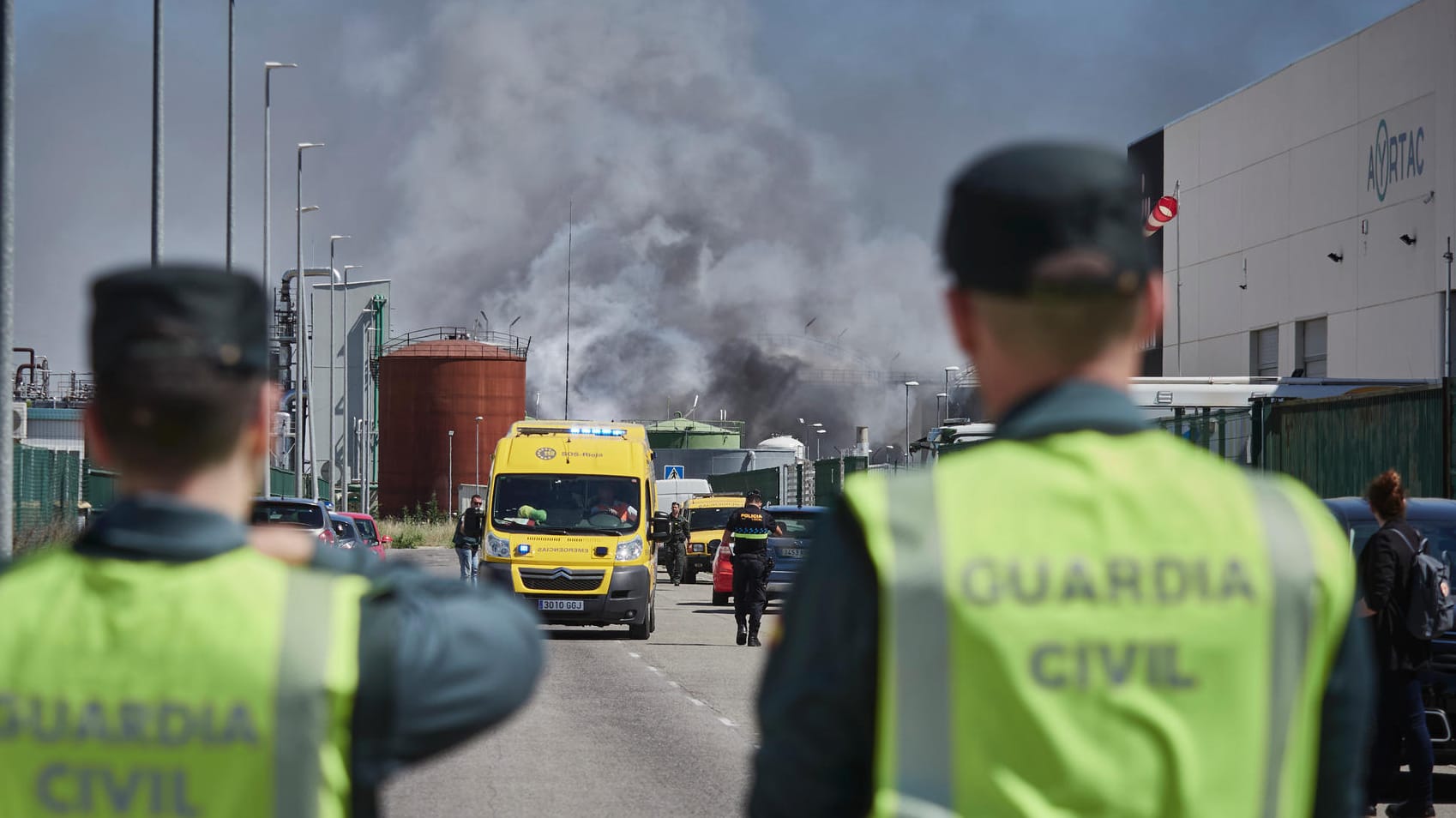 Zwei Polizisten an der Unglücksstelle: Alle verfügbaren Einheiten der Polizei und der Feuerwehr seien vor Ort. Zwei Polizisten an der Unglücksstelle: Alle verfügbaren Einheiten der Polizei und der Feuerwehr seien vor Ort.