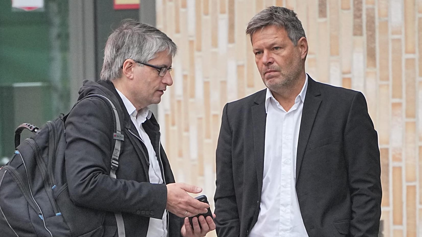 Sven Giegold (l.) und Robert Habeck am Rande der Sondierungsgespräche 2021: Gemeinsam kümmern sie sich im Wirtschaftsministerium auch um Rüstungsexporte.