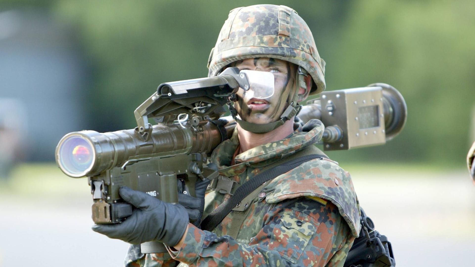 Ein Bundeswehrsoldat mit einer Flugabwehrrakete vom Typ Stinger (Archivbild): Dieses Modell hat Deutschland an die Ukraine geliefert.