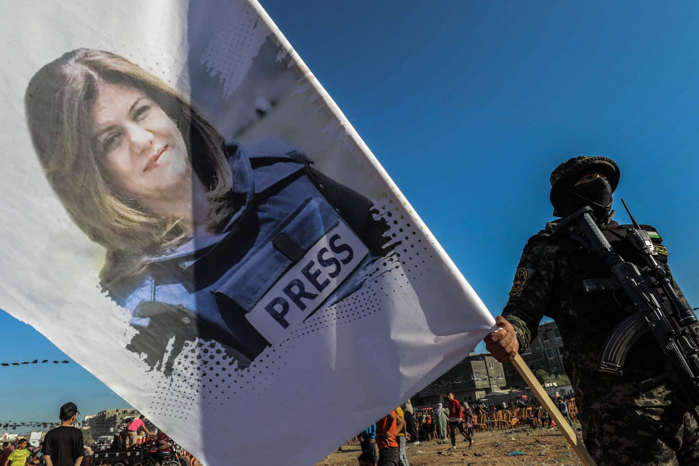 Ein palästinensischer Kämpfer mit einem Bild von Shirin Abu Akle (Archiv): Ihr Tod hatte international Bestürzung hervorgerufen.