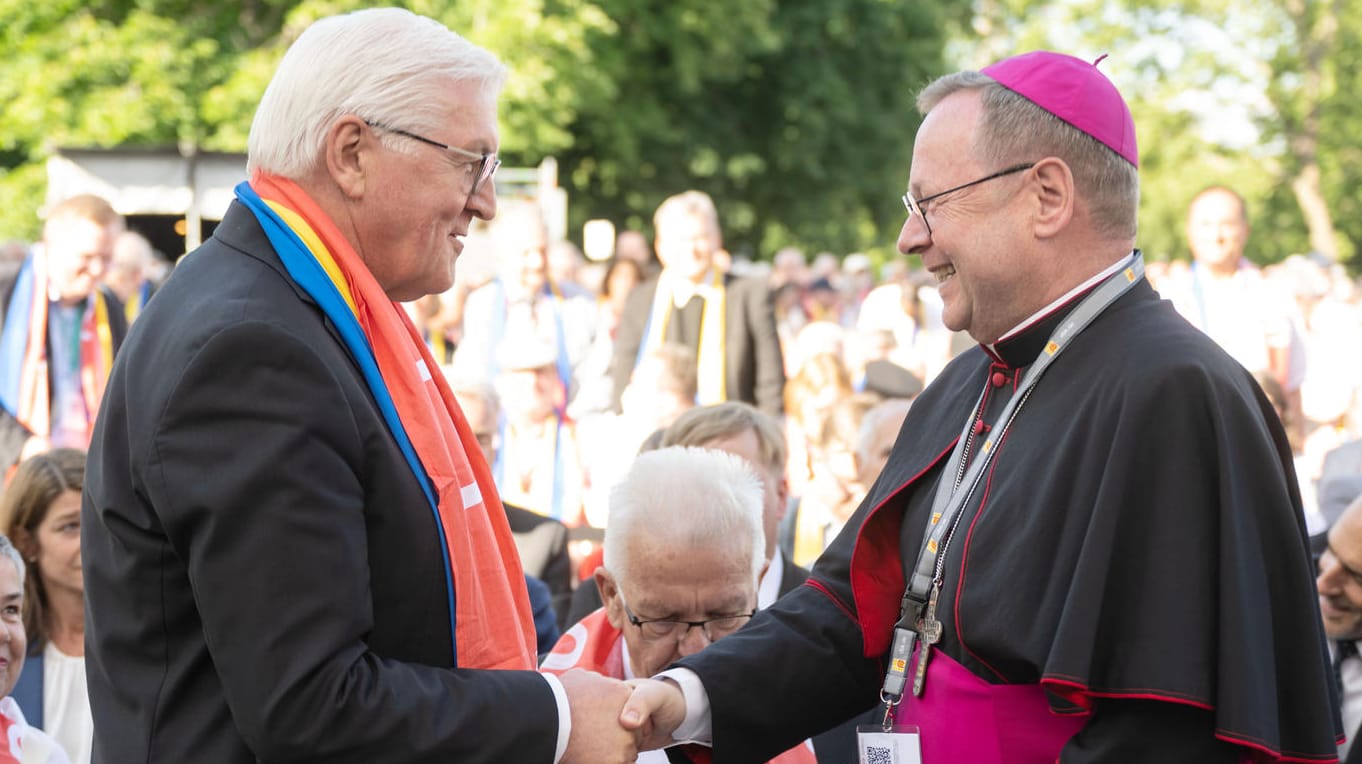 Bundespräsident Frank-Walter Steinmeier (l) und Georg Bätzing, Vorsitzender der Deutschen Bischofskonferenz: Steinmeier sicherte seine Unterstützung für die geplanten Reformen zu.