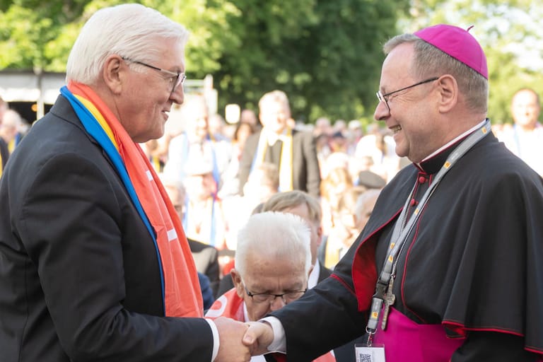 Bundespräsident Frank-Walter Steinmeier (l) und Georg Bätzing, Vorsitzender der Deutschen Bischofskonferenz: Steinmeier sicherte seine Unterstützung für die geplanten Reformen zu.