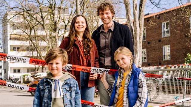 Philipp (Ulrich Friedrich Brandhoff, r) mit Tochter Miriam (Mia Grace Herold, r unten) und Frederike (Mina Tander, l) mit Sohn Fritz (William Vonnemann, l) bilden eine Notgemeinschaft.