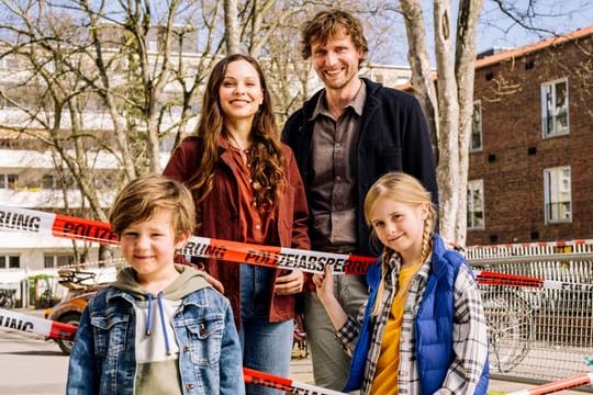 Philipp (Ulrich Friedrich Brandhoff, r) mit Tochter Miriam (Mia Grace Herold, r unten) und Frederike (Mina Tander, l) mit Sohn Fritz (William Vonnemann, l) bilden eine Notgemeinschaft.