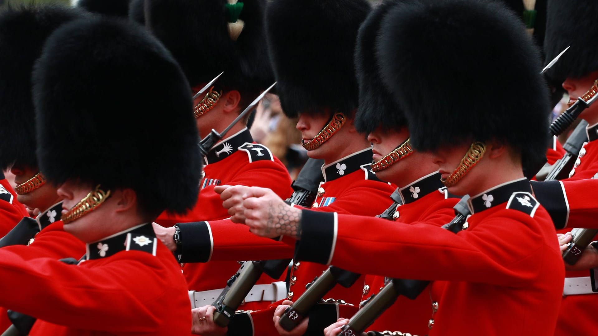 Mitglieder der Irish Guard bei einer Veranstaltung (Archivbild): Sieben Soldaten sollen jetzt wegen Drogenhandels festgenommen worden sein.