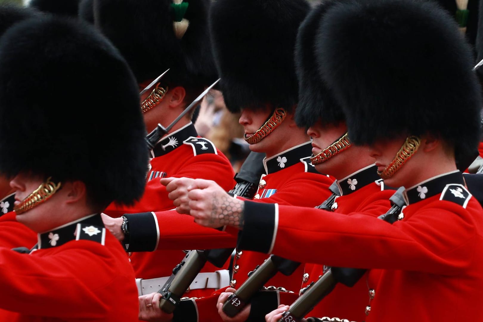 Mitglieder der Irish Guard bei einer Veranstaltung (Archivbild): Sieben Soldaten sollen jetzt wegen Drogenhandels festgenommen worden sein.
