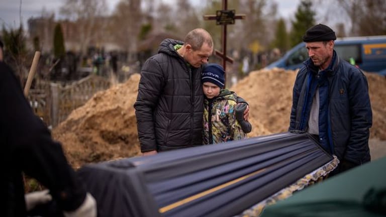 Im ukrainischen Butscha werden Opfer der russischen Invasion beerdigt.