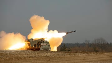 Bei einer Übung des US-Militärs wird ein Mehrfachraketenwerfer eingesetzt (Archivbild): Liefern die USA bald Systeme für Mehrfachraketenwerfer an die Ukraine?