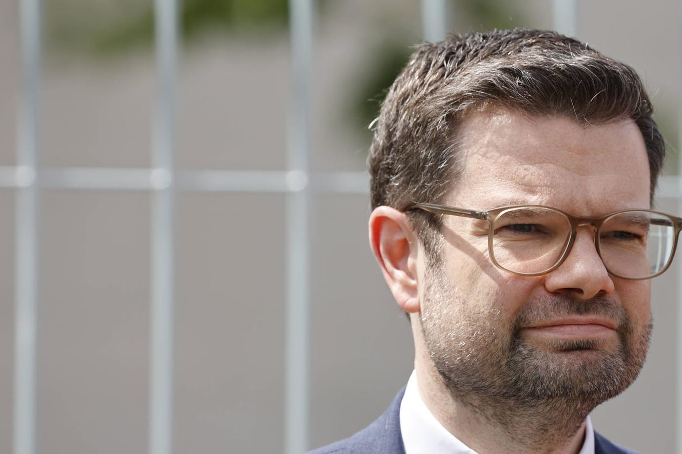 Marco Buschmann bei einem Pressetermin (Archivbild): Der Justizminister will bei neuen Maßnahmen zu Corona erst einmal Ergebnisse analysieren.