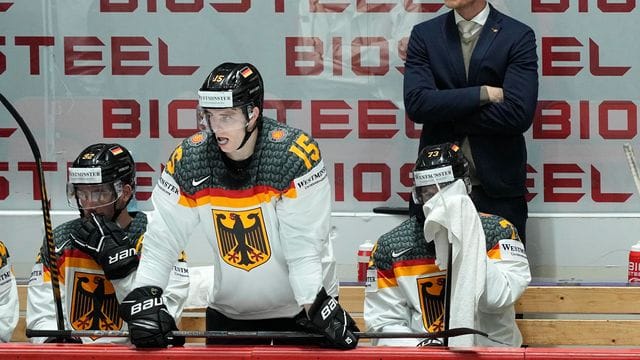Für Bundestrainer Toni Söderholm (r) und das deutsche Team war im WM-Viertelfinale Schluss. Für Bundestrainer Toni Söderholm (r) und das deutsche Team war im WM-Viertelfinale Schluss.