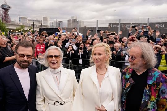 Abbas Björn (l-r), Anni-Frid, Agnetha und Benny kommen zur Premiere von "Abba Voyage".