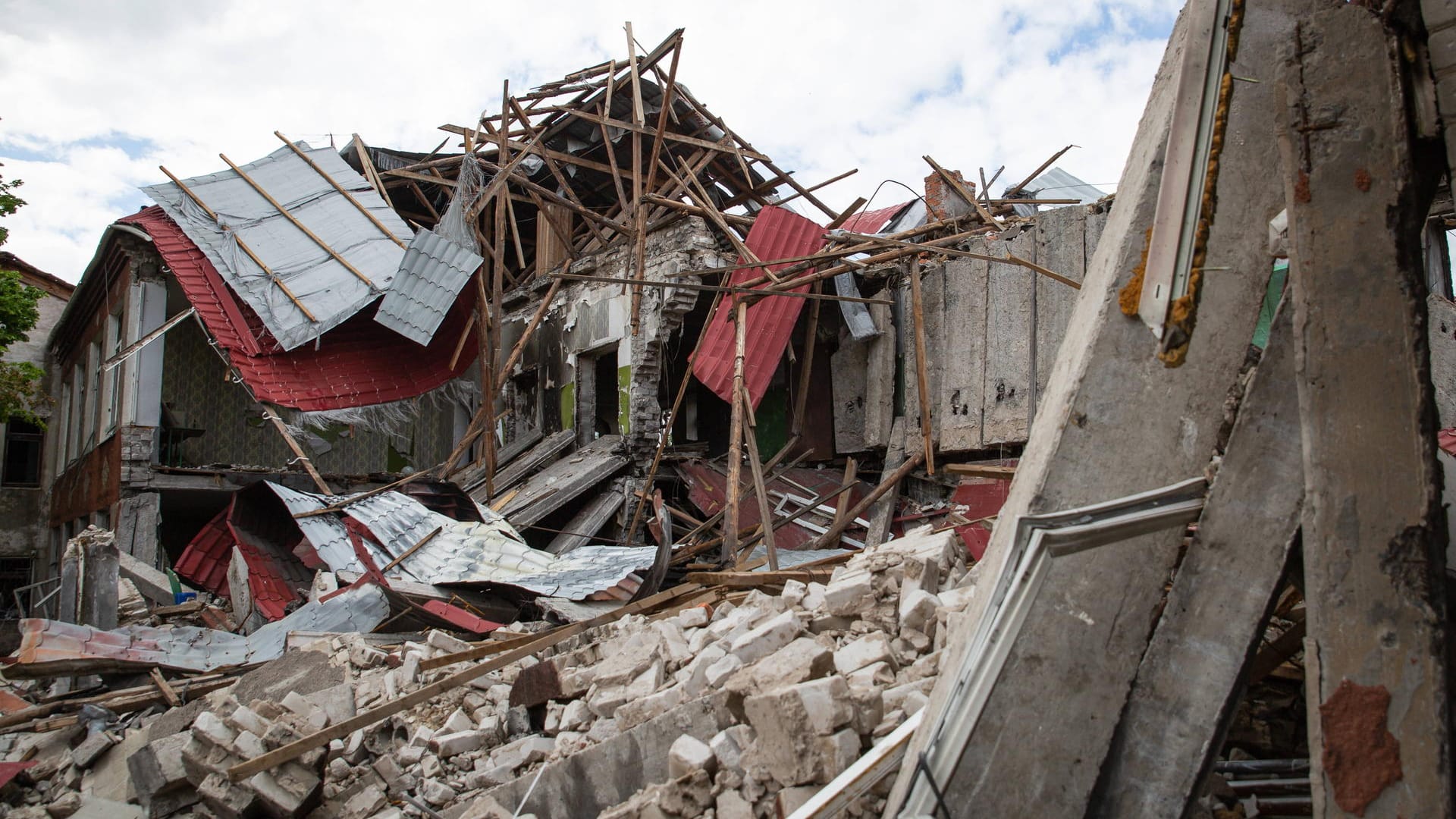 Ein zerstörtes Haus in Luhansk (Archivbild): In der Donbass-Region sind viele Dörfer dem Erdboden gleichgemacht worden.