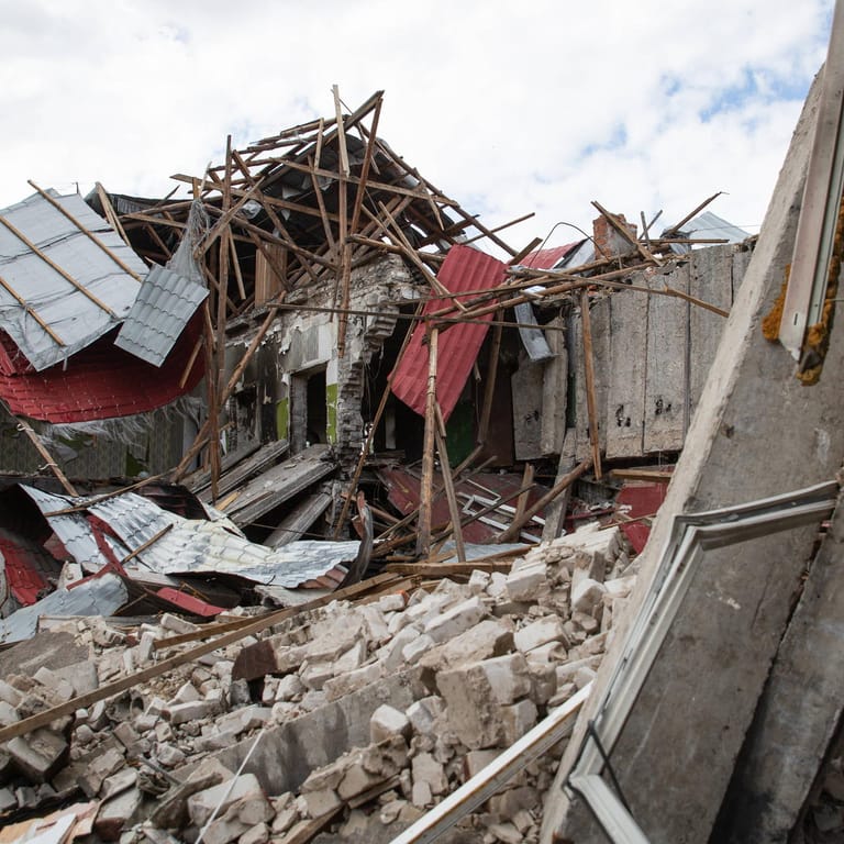 Ein zerstörtes Haus in Luhansk (Archivbild): In der Donbass-Region sind viele Dörfer dem Erdboden gleichgemacht worden.