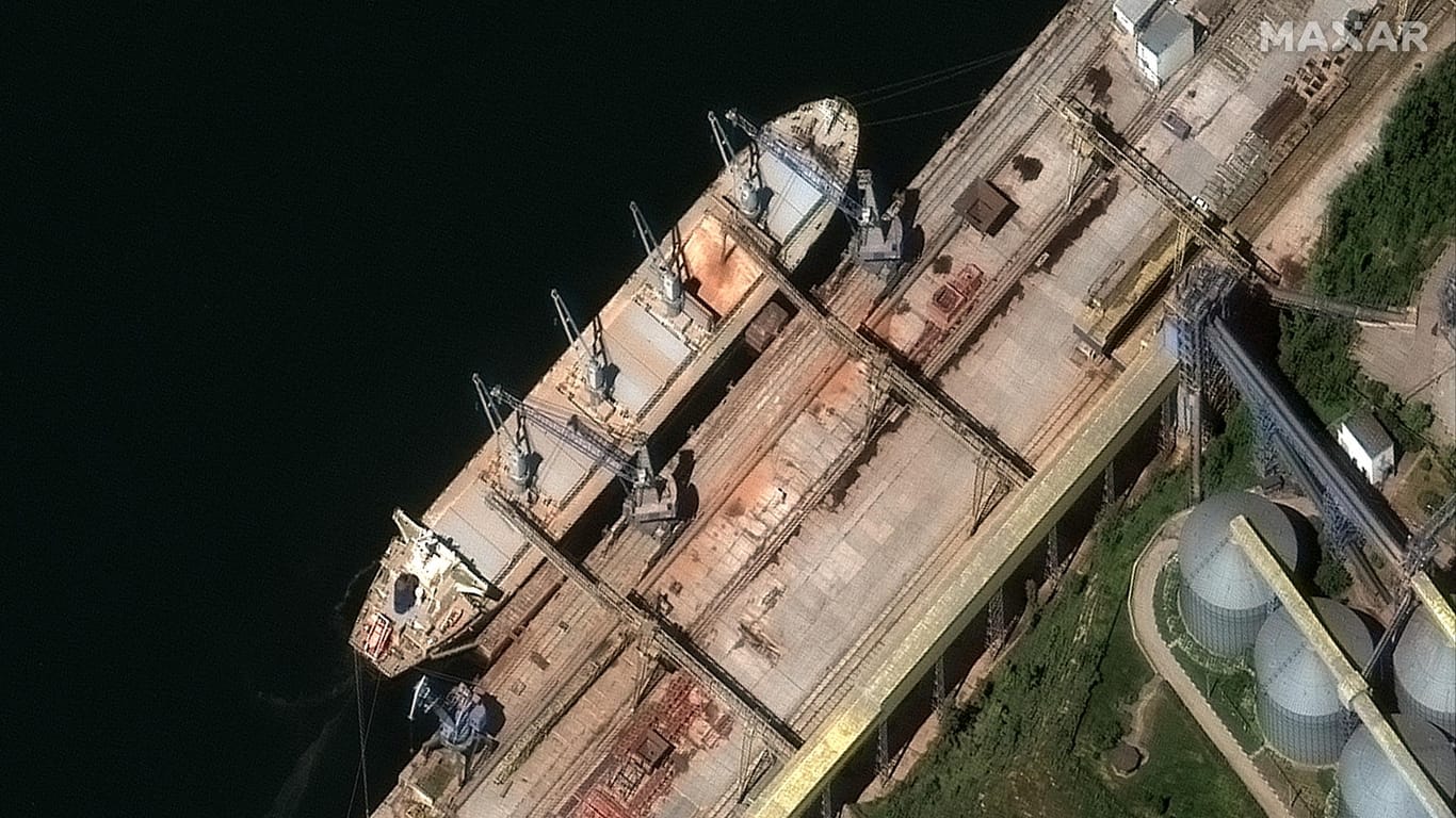 Eine Satellitenaufnahme zeigt ein russisches Schiff, das mit Getreide beladen wird.