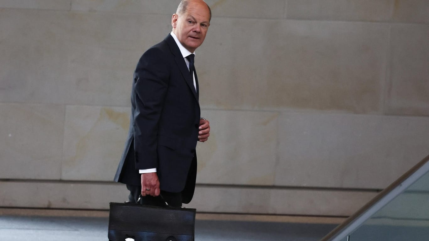 Was hat er noch auf Tasche?: Bundeskanzler Olaf Scholz beim Verlassen des Plenarsaals im Deutschen Bundestag.