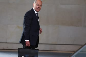 Was hat er noch auf Tasche?: Bundeskanzler Olaf Scholz beim Verlassen des Plenarsaals im Deutschen Bundestag.