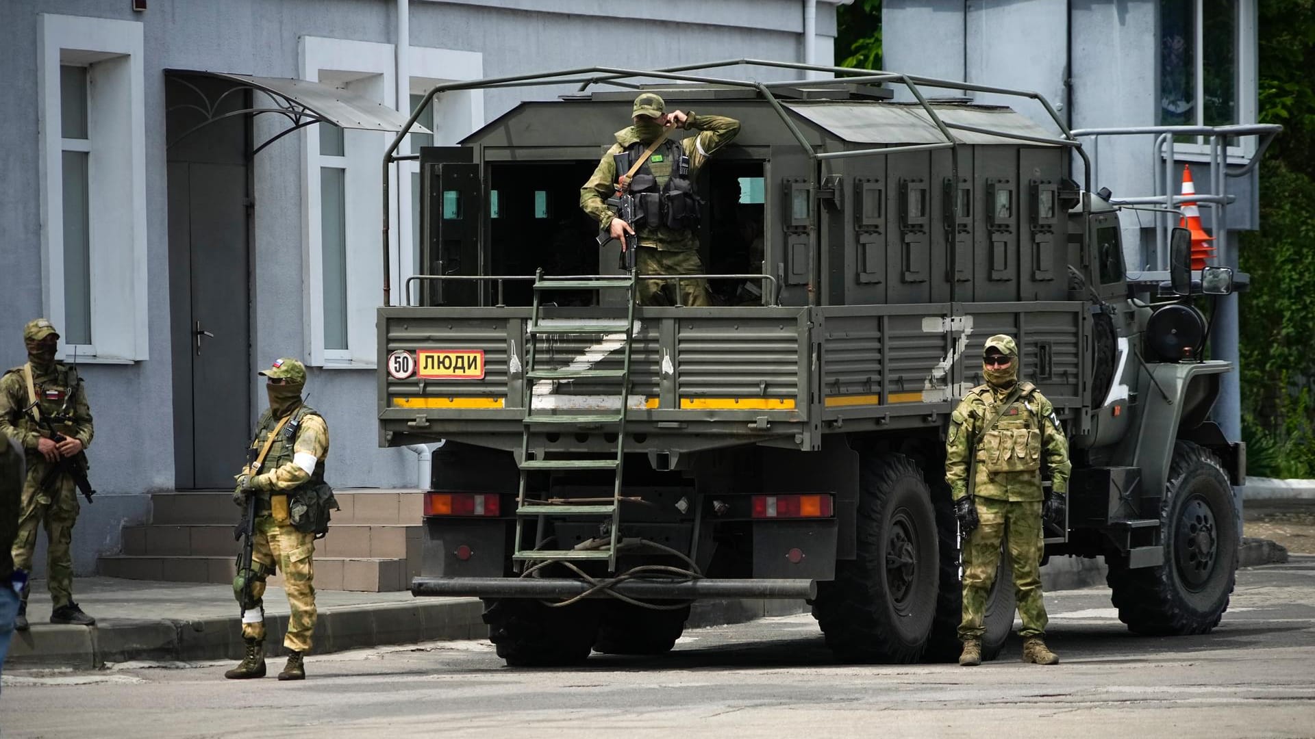 Russische Soldaten bewachen ein Gelände, welches von ausländischen Journalisten besucht wird: Nur wenige Menschen wollen mit den Journalisten sprechen.