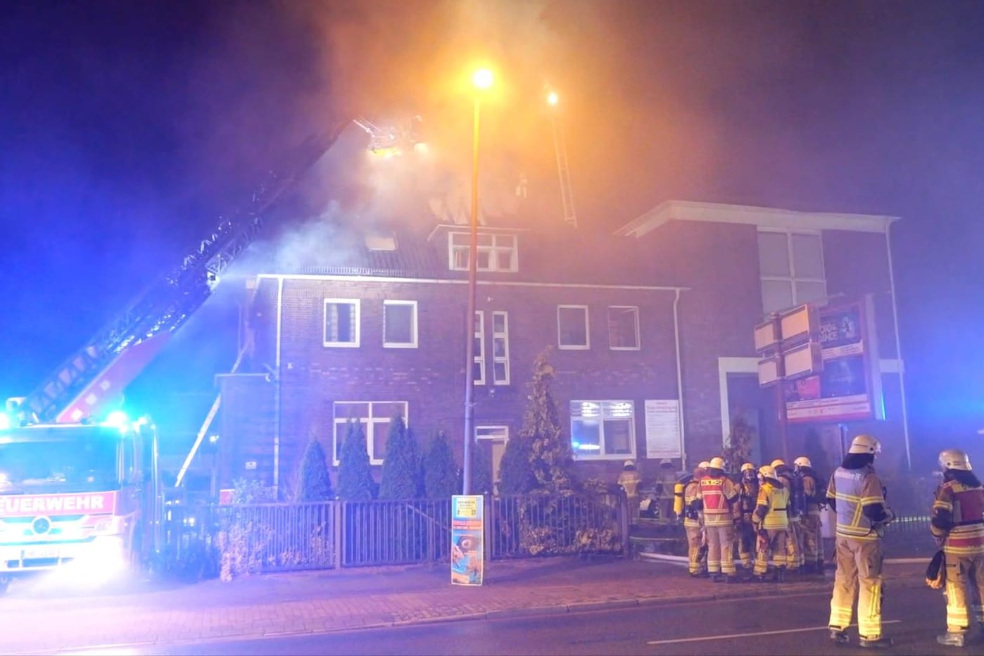 Feuerwehrleute bei den Löscharbeiten: Ein Mensch kam bei dem Brand ums Leben.