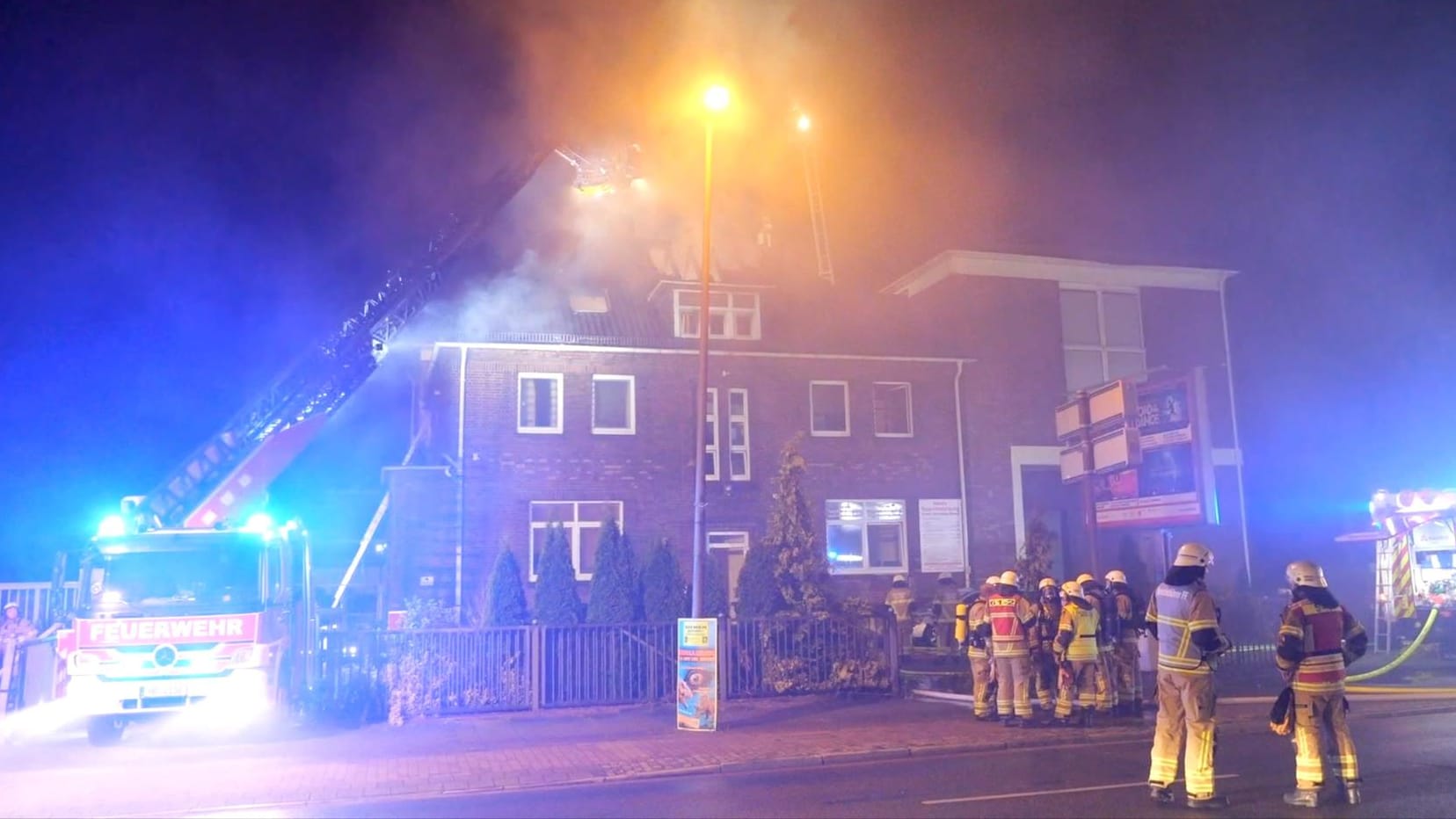 Feuerwehrleute bei den Löscharbeiten: Ein Mensch kam bei dem Brand ums Leben.