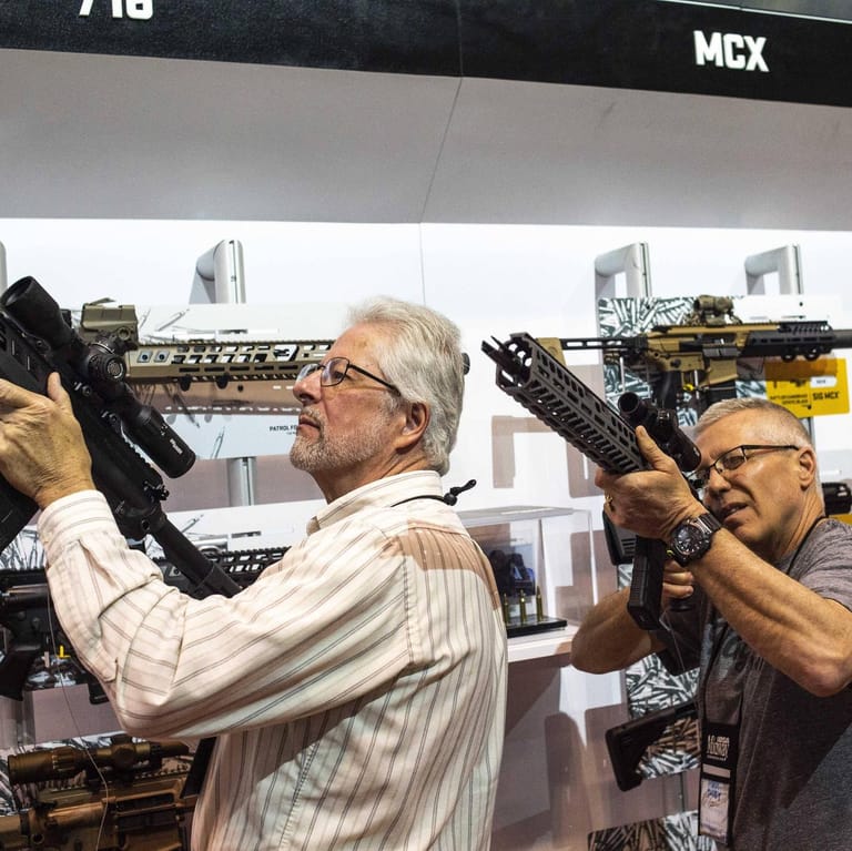 Gefallen an Gewehren: Waffenfans bei einem NRA-Treffen in Indianapolis 2019