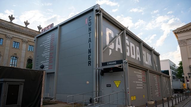 Container vor Gorki Theater wird abgebaut