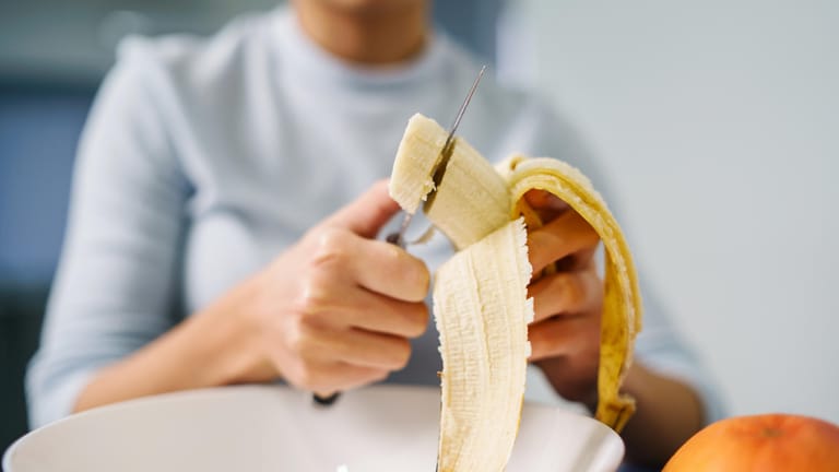 Banane schälen (Symbolbild): Ob im Obstsalat, im Bananenbrot oder pur – Bananen sind in der Küche vielseitig einsetzbar.