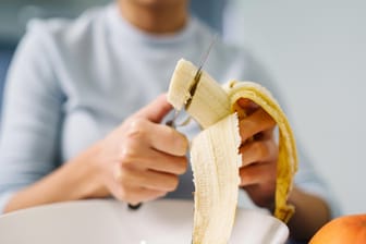 Banane schälen (Symbolbild): Ob im Obstsalat, im Bananenbrot oder pur – Bananen sind in der Küche vielseitig einsetzbar.