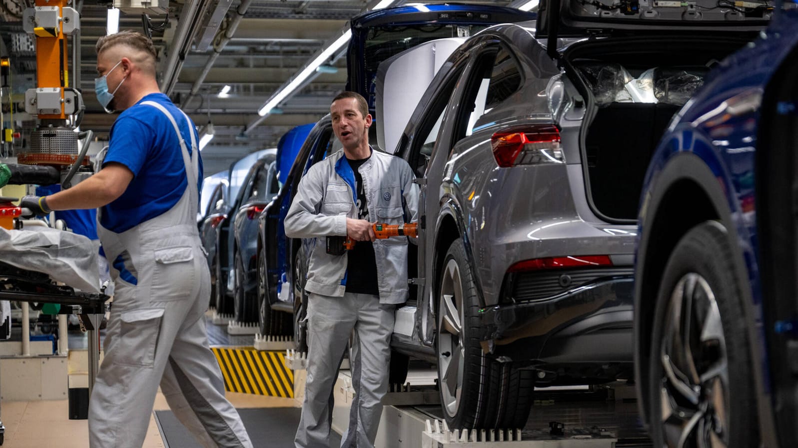 VW-Mitarbeiter produzieren E-Autos (Symbolbild): Die Autobranche steht laut Beratungsexperten vor schwierigen Zeiten. VW-Mitarbeiter produzieren E-Autos (Symbolbild): Die Autobranche steht laut Beratungsexperten vor schwierigen Zeiten.
