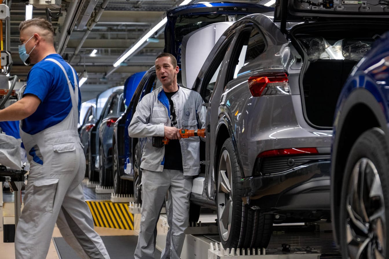 VW-Mitarbeiter produzieren E-Autos (Symbolbild): Die Autobranche steht laut Beratungsexperten vor schwierigen Zeiten.