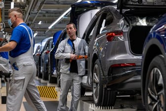 VW-Mitarbeiter produzieren E-Autos (Symbolbild): Die Autobranche steht laut Beratungsexperten vor schwierigen Zeiten.