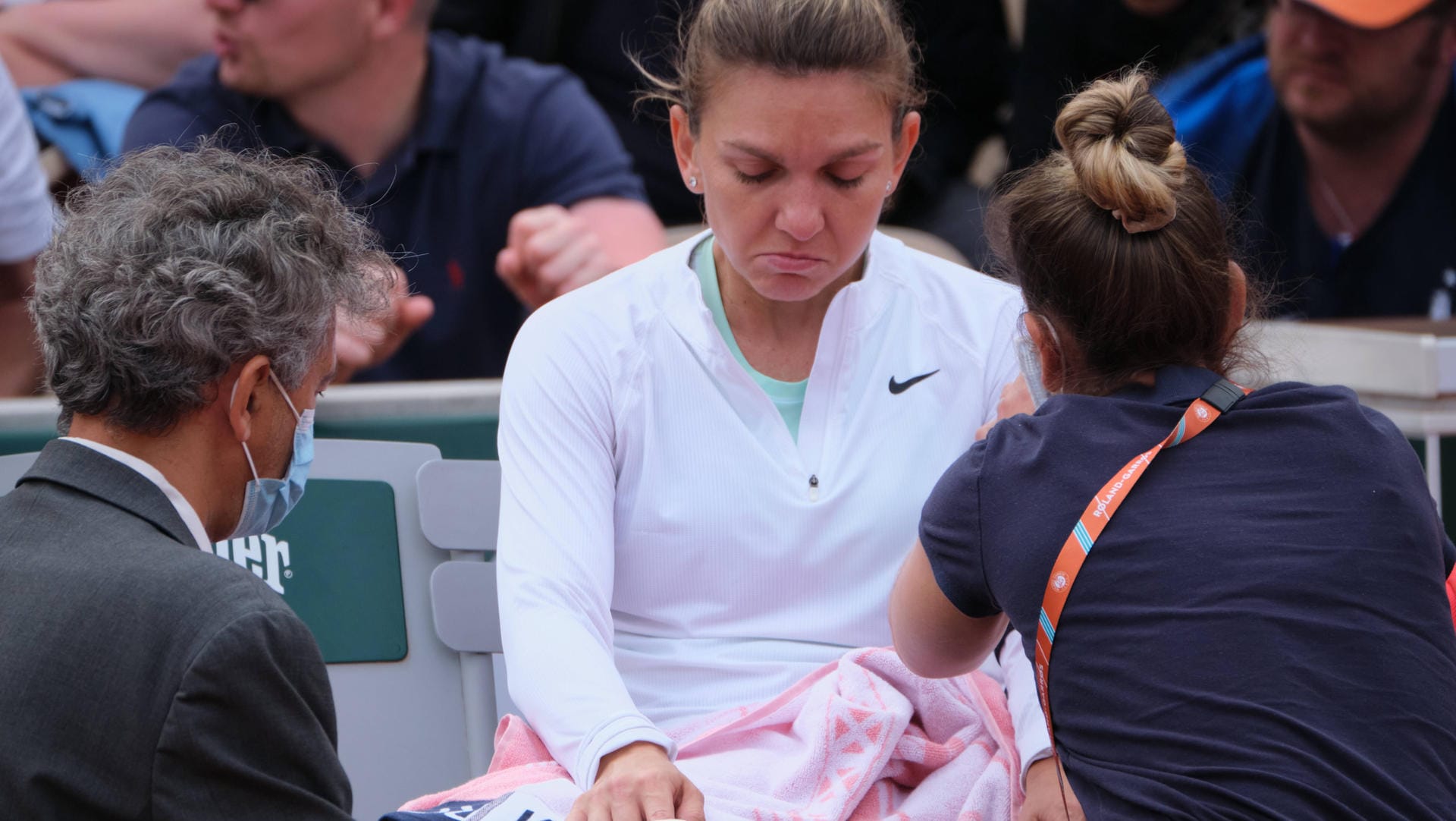 Simona Halep: Die frühere Nummer eins der Tenniswelt hatte bei ihrem Zweitrundenmatch mit einer Panikattacke zu kämpfen.