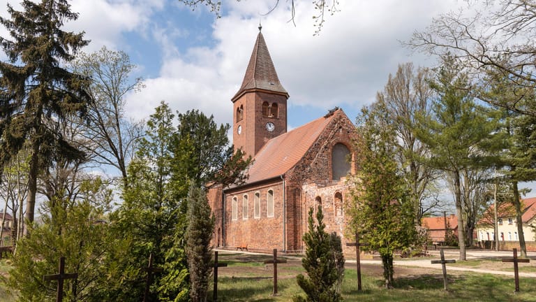 Eine Dorfkirche (Symbolfoto): In Wölkau leistet ein Rentner eine gigantische Arbeit.