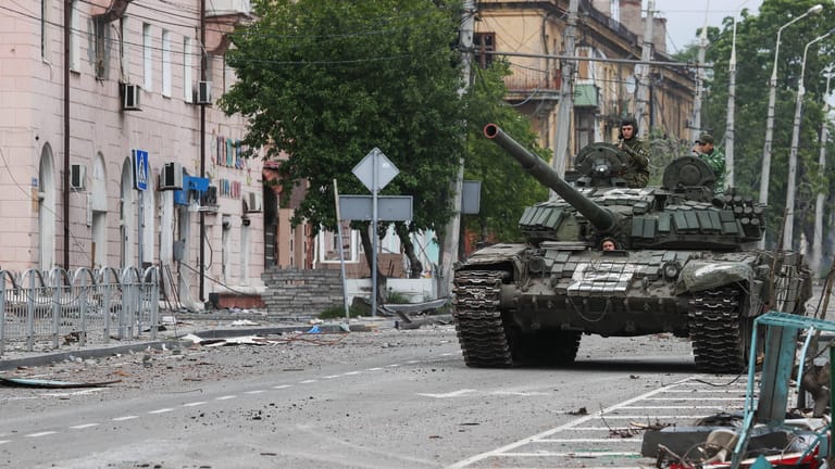 Prorussische Separatisten fahren mit einem Panzer durch die Straßen in der Region Donetsk: Laut britischen Militärexperten setzt Russland mittlerweile ältere Panzer ein.