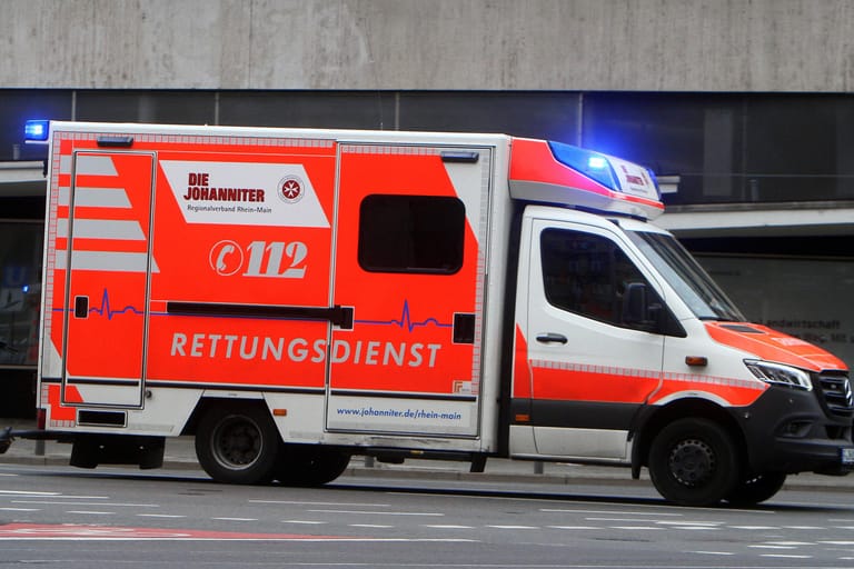 Ein Rettungswagen im Einsatz (Symbolfoto): Gegen den Autofahrer wurden erste Ermittlungen eingeleitet.