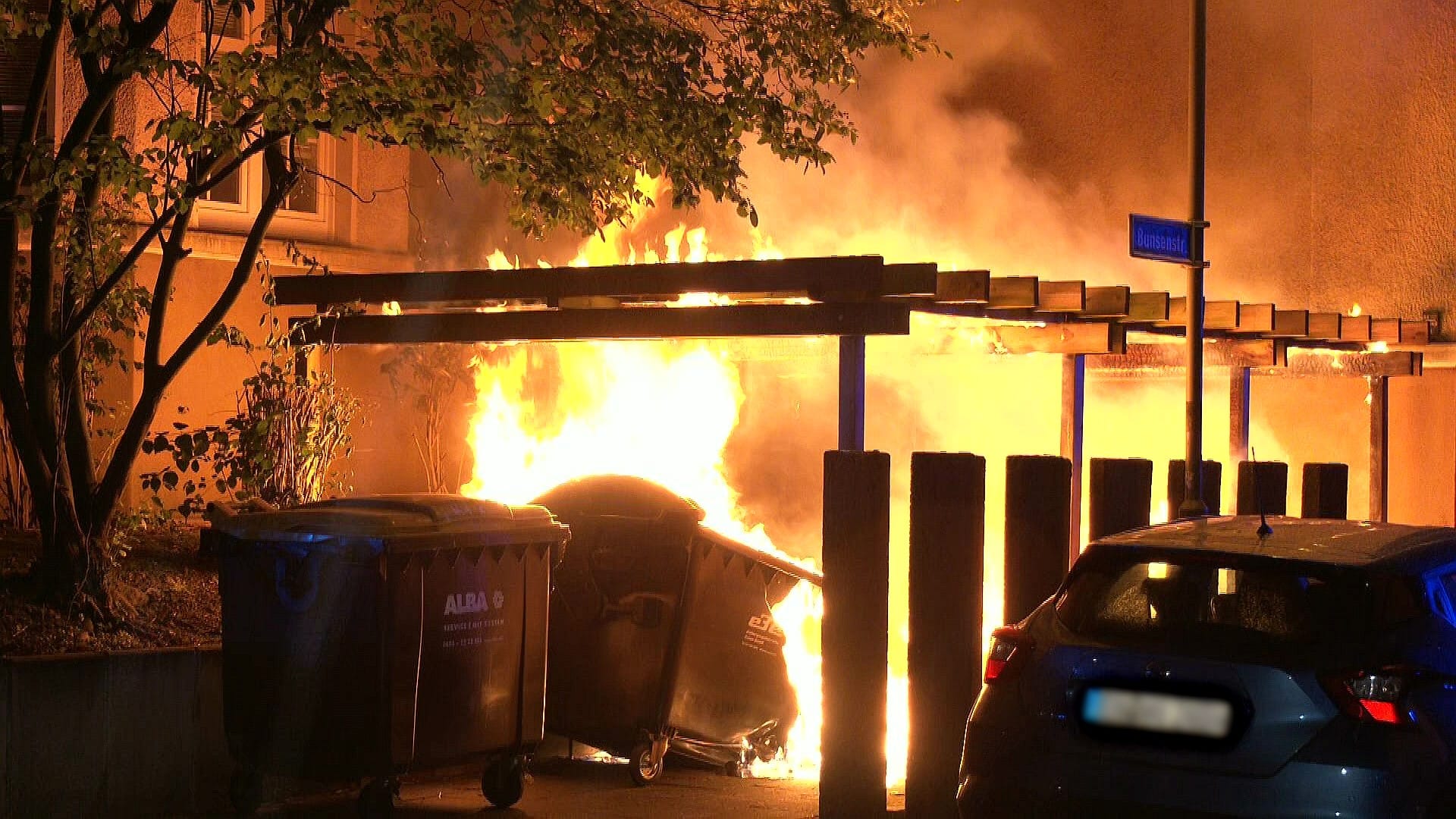 Eine der vielen Einsatzstellen: In Essen-Frohnhausen brannten unter anderem Großmülltonnen. Eine der vielen Einsatzstellen: In Essen-Frohnhausen brannten unter anderem Großmülltonnen.