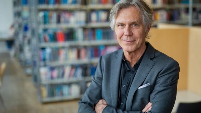 Marketing-Professor Jörg Tropp steht in der Bibliothek der Hochschule in Pforzheim. Marketing-Professor Jörg Tropp steht in der Bibliothek der Hochschule in Pforzheim.