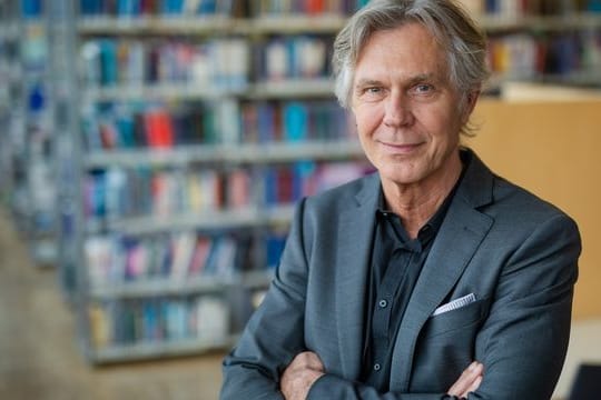 Marketing-Professor Jörg Tropp steht in der Bibliothek der Hochschule in Pforzheim.