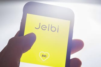Symbolfoto Das Logo von Jelbi wird auf eiDas Logo der Jelbi-App (Symbolfoto): Das Angebot der Mobilitätsplattform der BVG soll erweitert werden.nem Smartphone angezeigt Berlin 27 02 2019 Berlin Deut